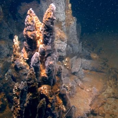 Những hốc magma này thường nằm sâu bên dưới núi lửa nên các chuyên gia rất khó phát hiện. Việc theo dõi những ngọn núi lửa ngầm còn gặp nhiều khó khăn hơn vì giới nghiên cứu gặp nhiều thách thức khi lắp đặt máy đo địa chấn dưới đại dương.