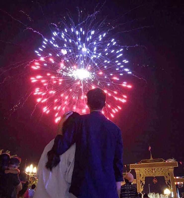 Man 'khoa moi' ngot ngao cua cac cap doi don chao Nam moi-Hinh-6