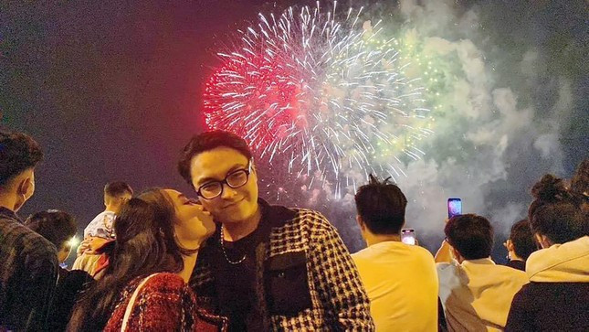 Man 'khoa moi' ngot ngao cua cac cap doi don chao Nam moi-Hinh-4