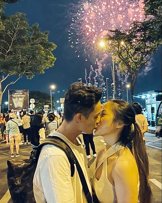 Man 'khoa moi' ngot ngao cua cac cap doi don chao Nam moi-Hinh-3