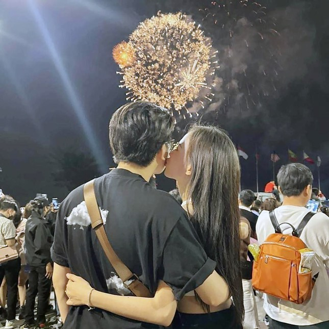 Man 'khoa moi' ngot ngao cua cac cap doi don chao Nam moi-Hinh-2