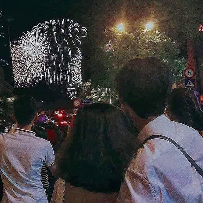 Man 'khoa moi' ngot ngao cua cac cap doi don chao Nam moi-Hinh-5