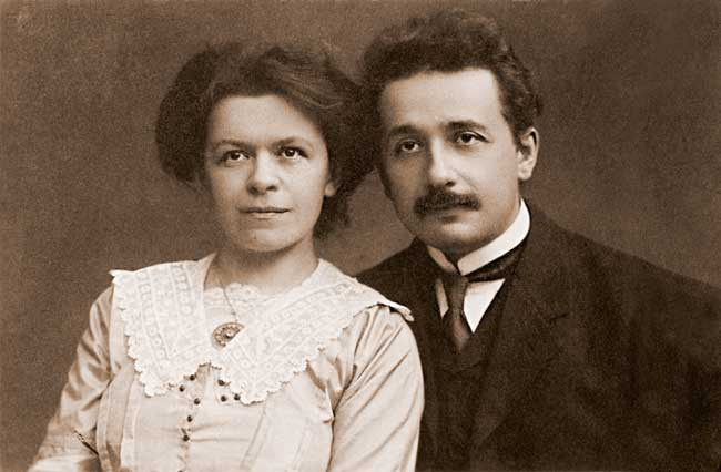 Là một trong những nhà khoa học vĩ đại nhất lịch sử nhân loại, thiên tài Albert Einstein trải qua 2 cuộc hôn nhân với Mileva Maric và Elsa Einstein. Nhà bác học vĩ đại này có 3 người còn với vợ đầu là Mileva. Con gái đầu của Einstein với Mileva là Lieserl sinh năm 1902. Theo tạp chí Discover Magazine, trong suốt một thời gian dài, thế giới không hề biết đến sự tồn tại của Lieserl do cô bé chào đời 1 năm trước khi Einstein kết hôn với Mileva.