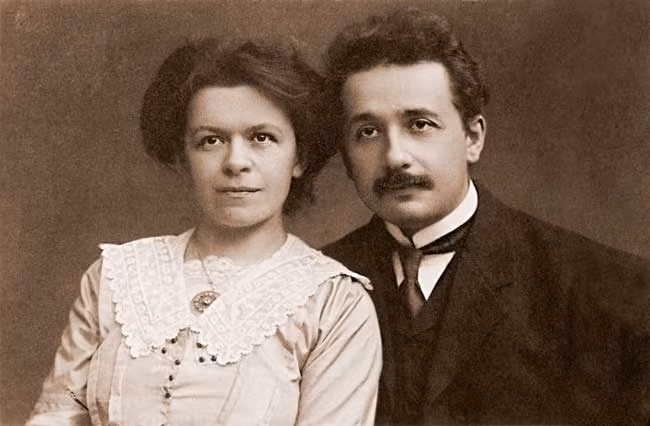 Là một trong những nhà khoa học vĩ đại nhất lịch sử nhân loại, thiên tài Albert Einstein trải qua 2 cuộc hôn nhân với Mileva Maric và Elsa Einstein. Nhà bác học vĩ đại này có 3 người còn với vợ đầu là Mileva. Con gái đầu của Einstein với Mileva là Lieserl sinh năm 1902. Theo tạp chí Discover Magazine, trong suốt một thời gian dài, thế giới không hề biết đến sự tồn tại của Lieserl do cô bé chào đời 1 năm trước khi Einstein kết hôn với Mileva.