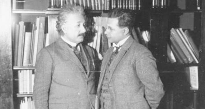 Hans Albert (phải ảnh) sinh năm 1904 là người con thứ hai của Einstein. Con trai của nhà bác học vĩ đại này nối nghiệp cha khi trở thành nhà khoa học. Ông Hans đạt được nhiều thành tích ấn tượng như: học bổng Guggenheim, giải nghiên cứu từ Hiệp hội Kỹ sư Dân sự Mỹ nhưng không đạt giải Nobel. Tuy nhiên, danh tiếng của Hans Albert không bao giờ có thể vượt qua được tiếng tăm của người bố thiên tài.