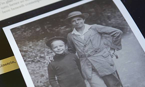 Người con út của Einstein với vợ đầu Mileva Maric là Eduard Einstein (trái ảnh). Người con trai này được nhà bác học thiên tài yêu quý hơn so với anh trai. Eduard từ nhỏ đã bộc lộ sự thông minh và có năng khiếu âm nhạc. Tuy nhiên, cậu có thể chất yếu ớt.