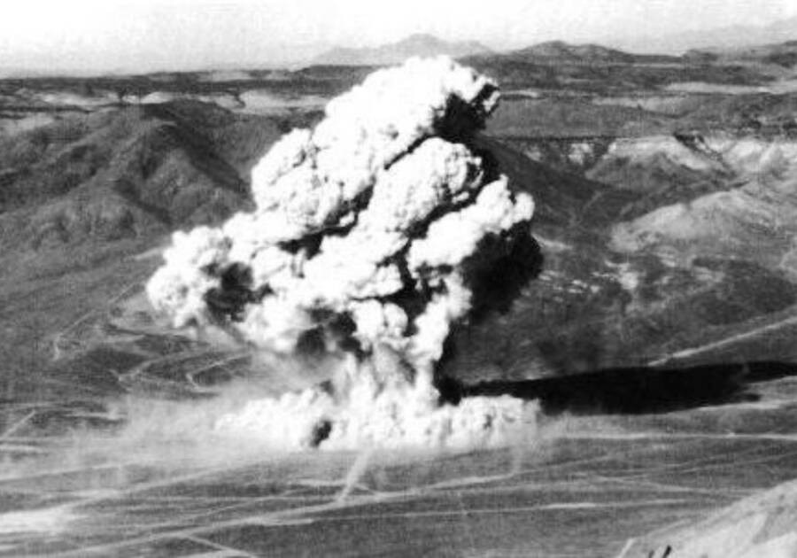 David Hawkings, cựu nhân viên Cơ quan Vũ khí Nguyên tử Anh, cho biết ý tưởng chế tạo mìn hạt nhân được Phòng Chiến tranh Anh đề xuất từ cuối năm 1954. Giới chức Anh đề xuất dự án này nhằm có kế hoạch đối phó trong trường hợp bị tấn công trong tương lai.