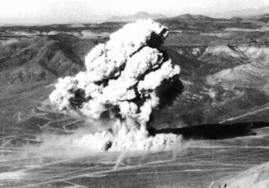 David Hawkings, cựu nhân viên Cơ quan Vũ khí Nguyên tử Anh, cho biết ý tưởng chế tạo mìn hạt nhân được Phòng Chiến tranh Anh đề xuất từ cuối năm 1954. Giới chức Anh đề xuất dự án này nhằm có kế hoạch đối phó trong trường hợp bị tấn công trong tương lai.