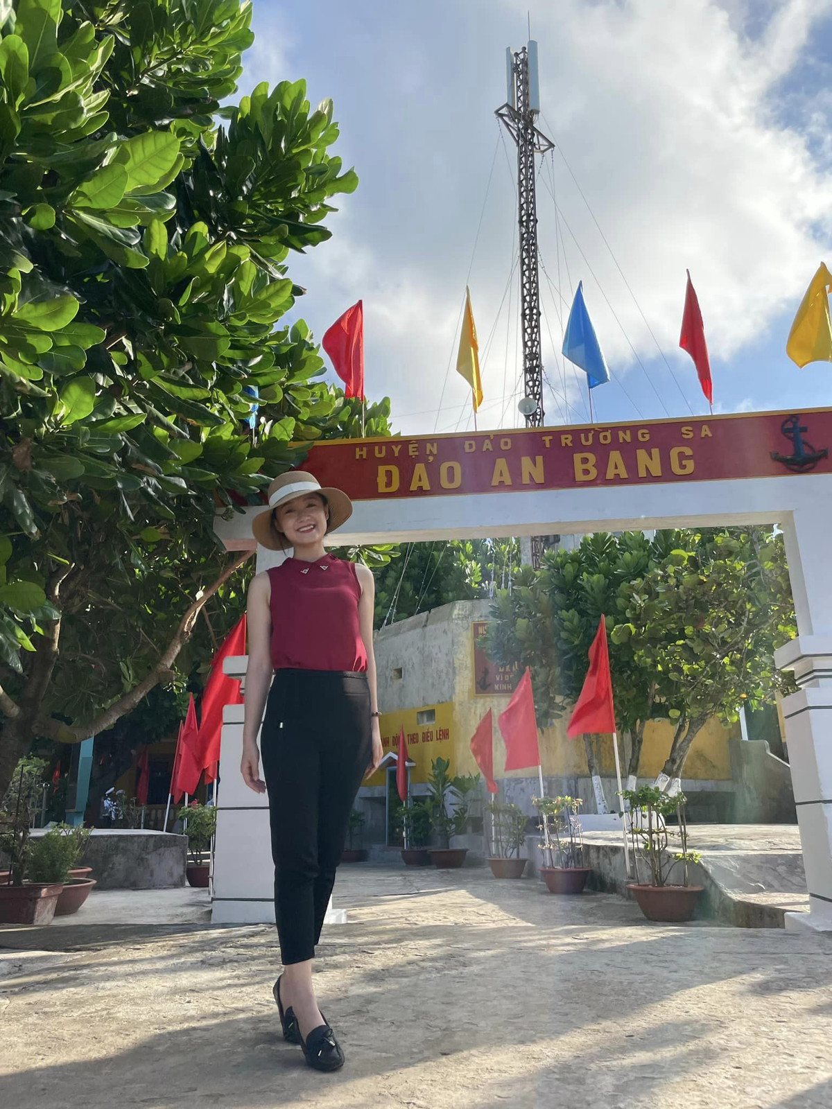 Thu Hà chụp hình kỷ niệm trên đảo. Ngoài những lúc 'tay xách nách mang' đồ đạc để thực hiện nhiệm vụ tin bài, nữ BTV luôn vẻ tận hưởng mọi trải nghiệm trong chuyến đi.