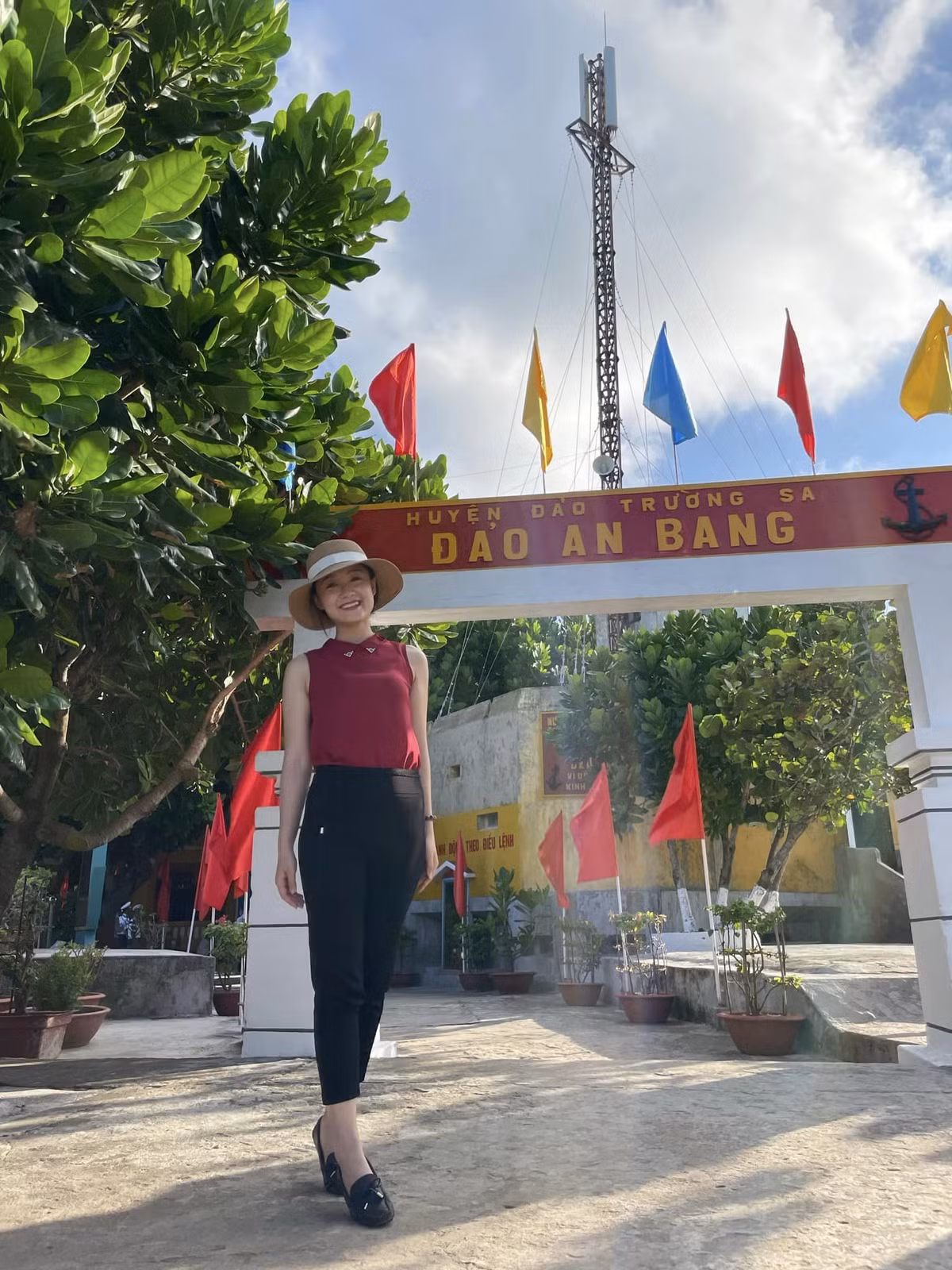 Thu Hà chụp hình kỷ niệm trên đảo. Ngoài những lúc 'tay xách nách mang' đồ đạc để thực hiện nhiệm vụ tin bài, nữ BTV luôn vẻ tận hưởng mọi trải nghiệm trong chuyến đi.