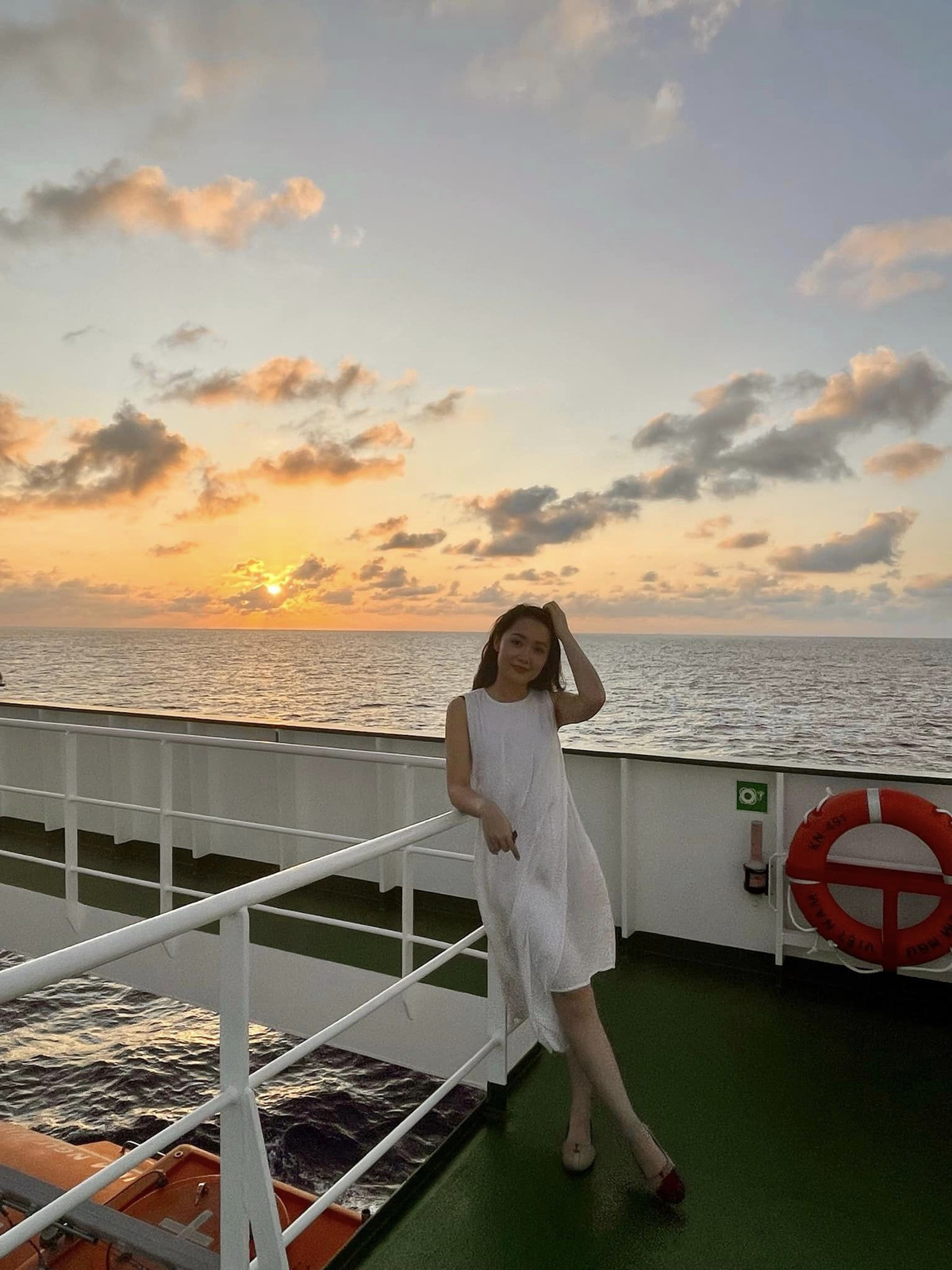 Khoảnh khắc hoàng hôn đẹp trên biển được BTV Thu Hà ghi lại.