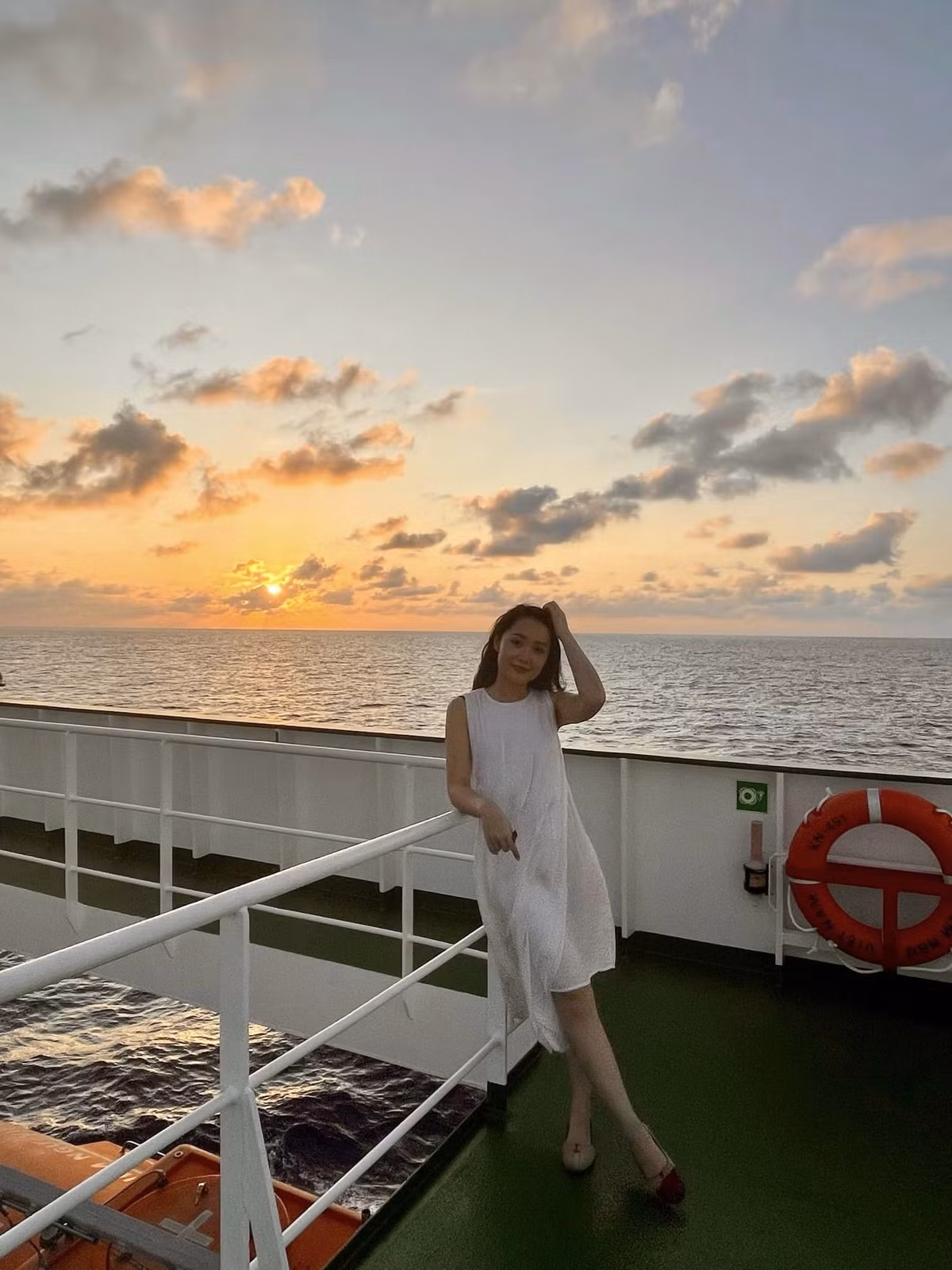 Khoảnh khắc hoàng hôn đẹp trên biển được BTV Thu Hà ghi lại.