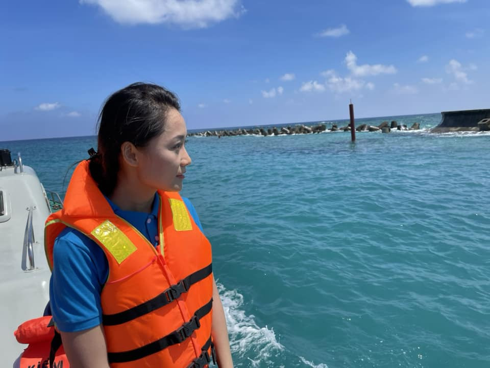 Chia sẻ với VietNamNet, BTV nổi tiếng cho biết đây là những bức ảnh được cô ghi lại trong chuyến đi Trường Sa hồi cuối tháng 4 đầu tháng 5/2022. ''Tôi là người rất thích đi bởi mỗi chuyến đi cho mình những trải nghiệm mới'' - Thu Hà nói.