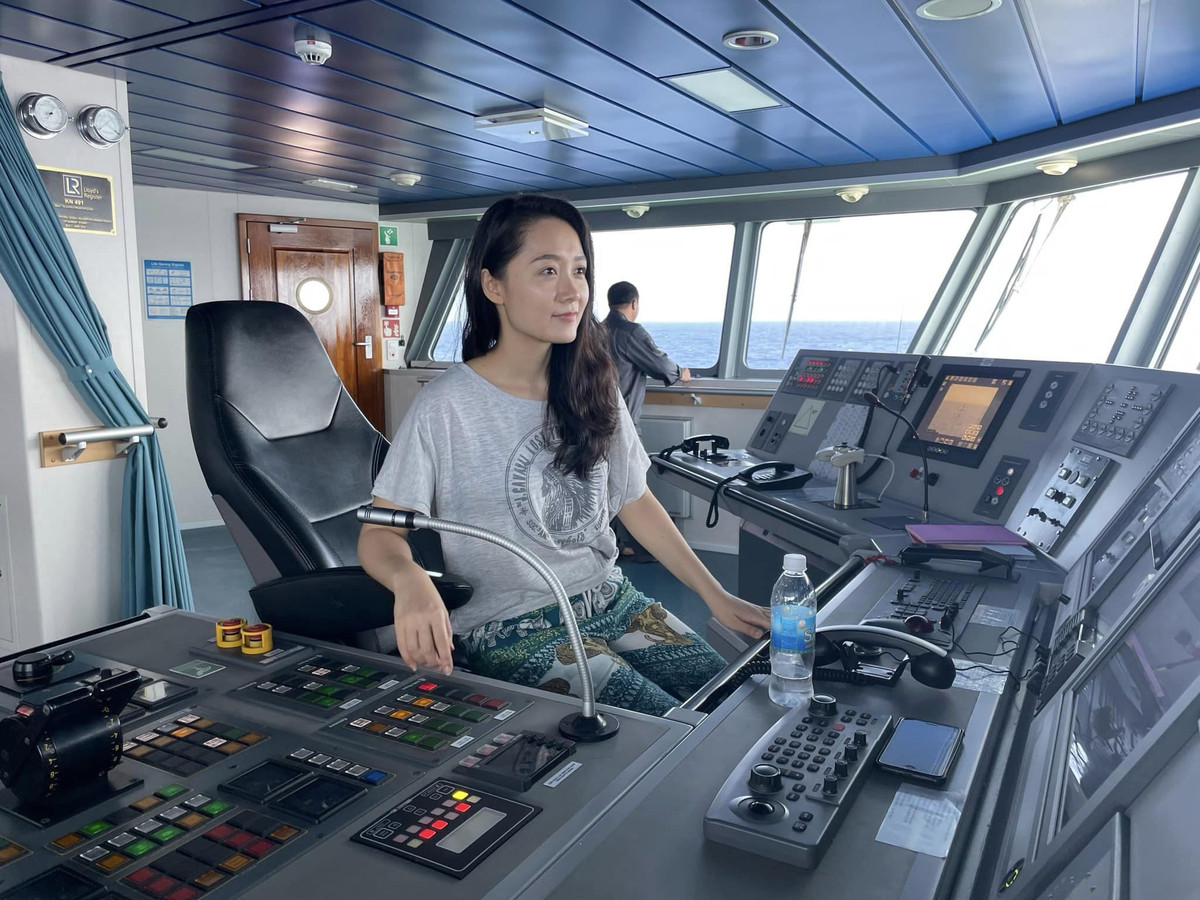 Thu Hà tranh thủ chụp hình kỷ niệm khi tới thăm nơi làm việc của các chiến sĩ trên đảo.