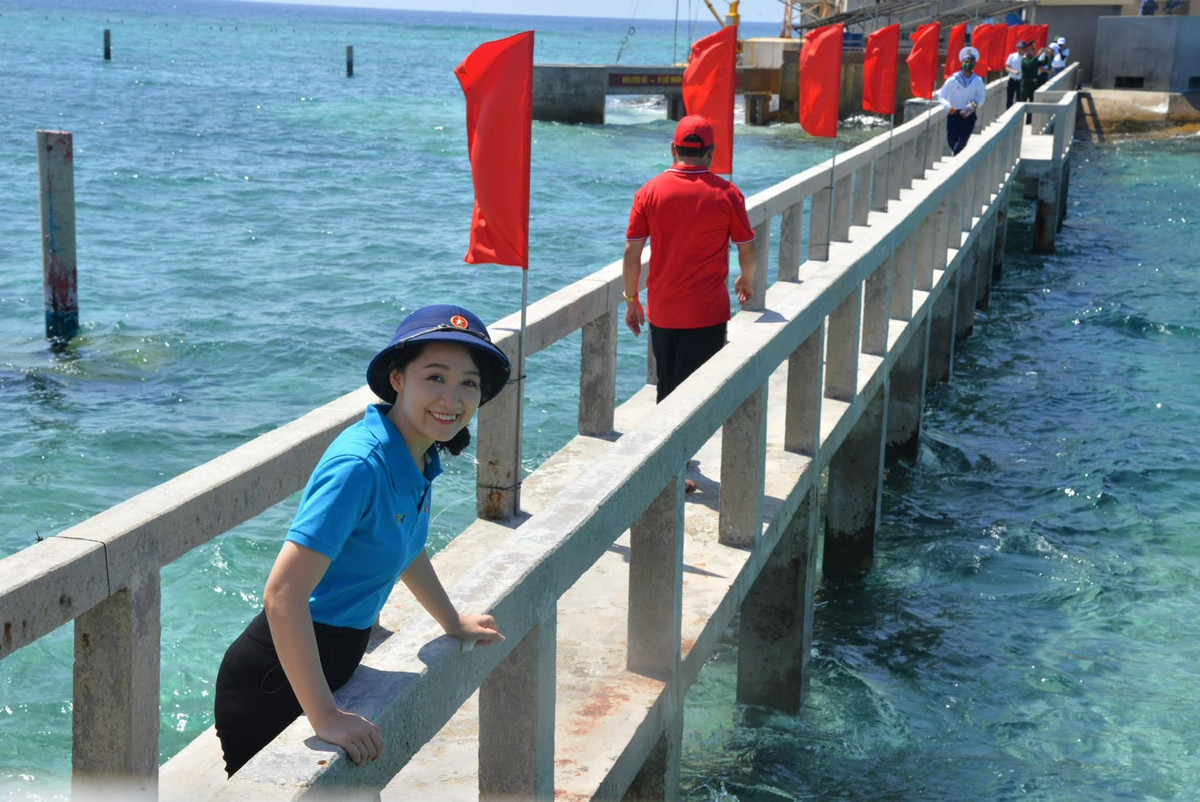 Lên sóng chỉn chu là vậy nhưng mỗi khi đi thực hiện nhiệm vụ, Thu Hà ăn mặc giản dị như một cô sinh viên. Cô cũng chia sẻ không ngại bị cháy nắng trong những chuyến đi công tác xa.