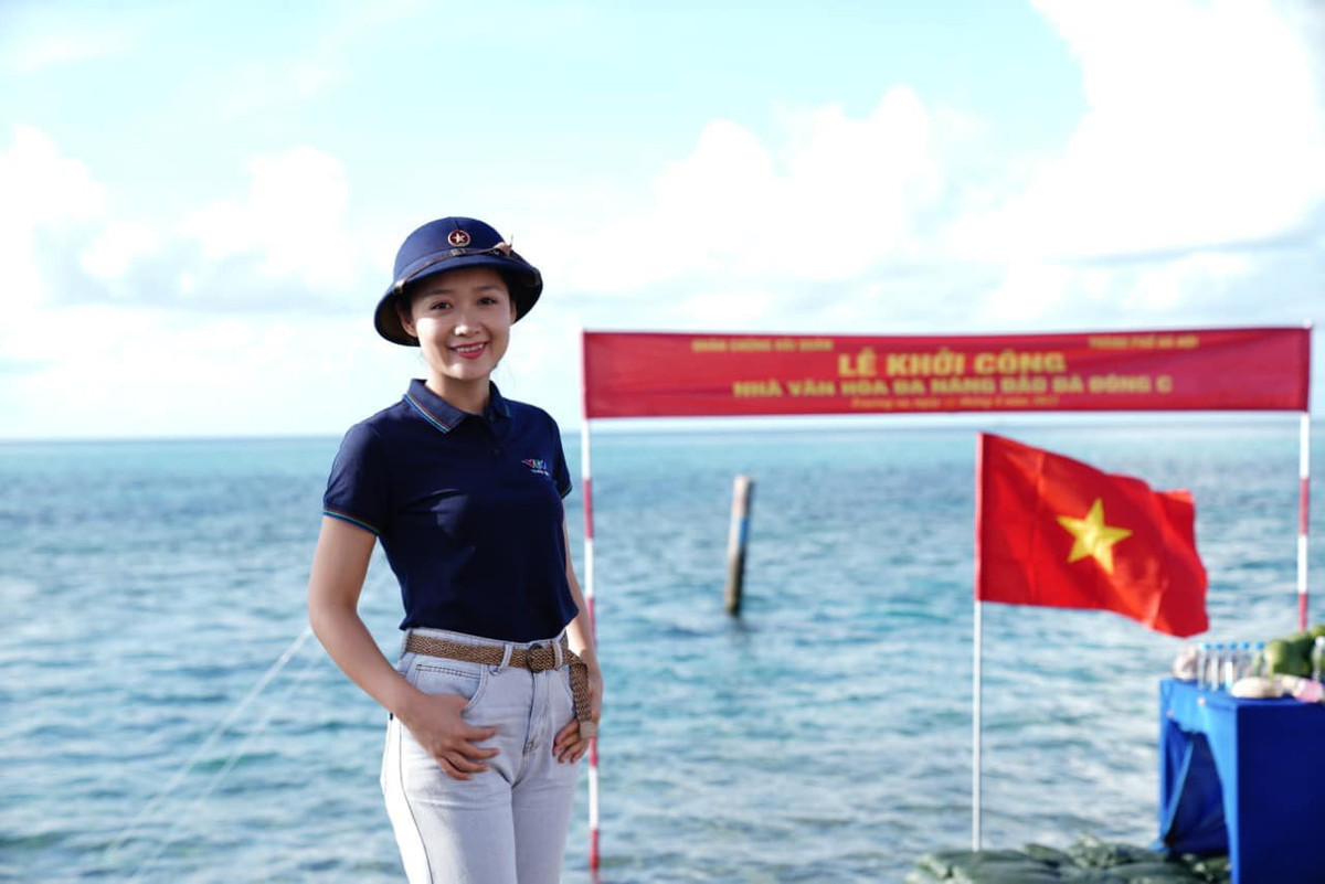 "Gần hết năm rồi, xin 1 ngày xả ảnh của bạn Hà về chuyến đi đáng tự hào nhất năm, khi bạn Hà đang ngồi bó chân một chỗ và mơ về những tháng ngày lênh đênh chân trời góc bể. Nhất định ngày nào đó Hà sẽ trở lại", BTV Thu Hà chia sẻ trên trang cá nhân.