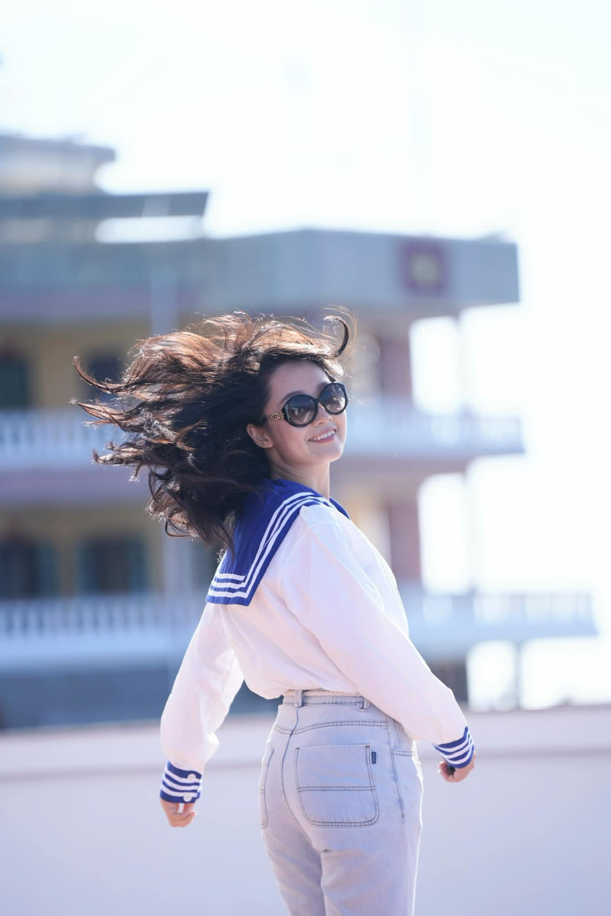 Thu Hà xinh tươi trẻ trung trong chiếc áo của các chiến sĩ trên Quần đảo Trường Sa.