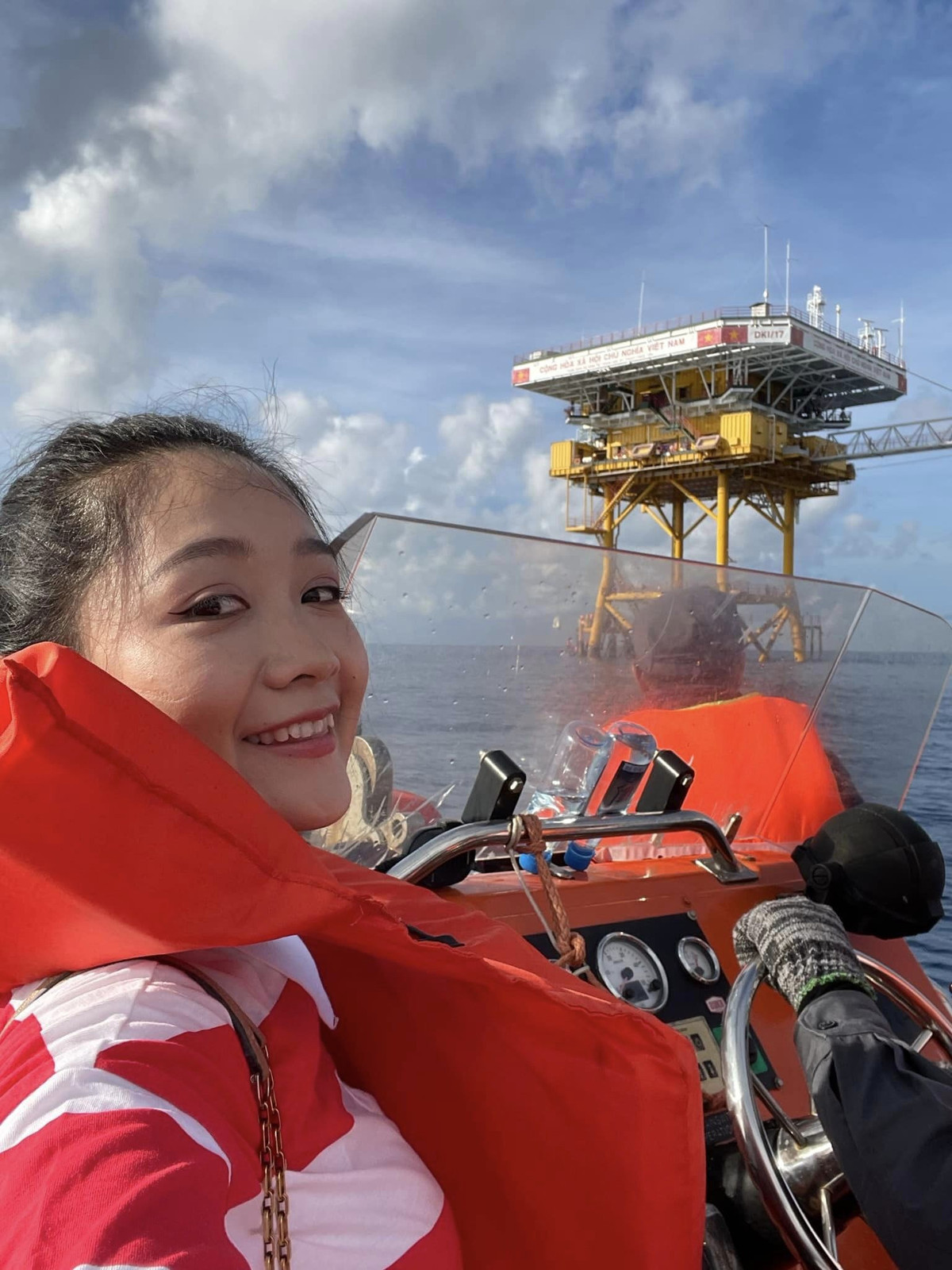 "Không phải ai đi Trường Sa cũng lên được nhà giàn bởi chỉ cần sóng to gió lớn chút là đường lên rất nguy hiểm", nữ BTV chia sẻ kinh nghiệm.