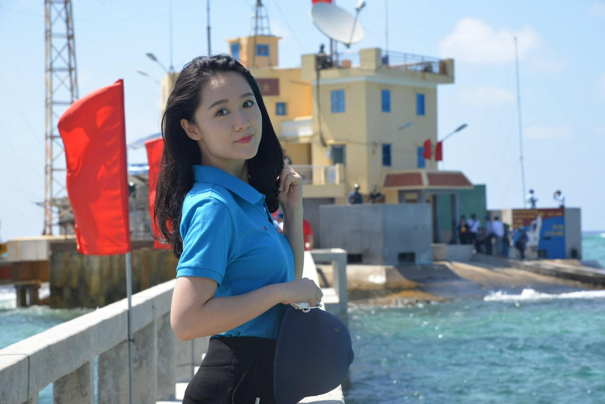  BTV Thu Hà là gương mặt không còn xa lạ với khán giả yêu thích chương trình 'Thời sự 19h' của VTV. Cô ghi điểm trong mắt mọi người bởi gương mặt trẻ trung, xinh đẹp, dịu dàng cùng lối dẫn dắt thông minh, khéo léo.