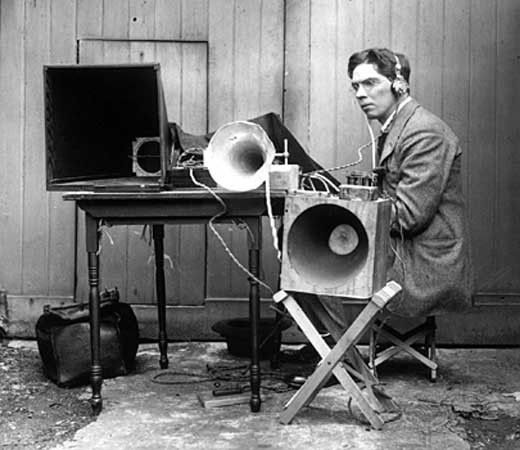 Tương tự ông Steinmetz, nhà vật lý, kỹ sư và phát minh người Anh Archibald M. Low (1888 - 1956) dự đoán con người sẽ có thể trò chuyện thoải mái qua một chiếc điện thoại khi ở trên ô tô, trong nhà hoặc trên tàu vào năm 2023.