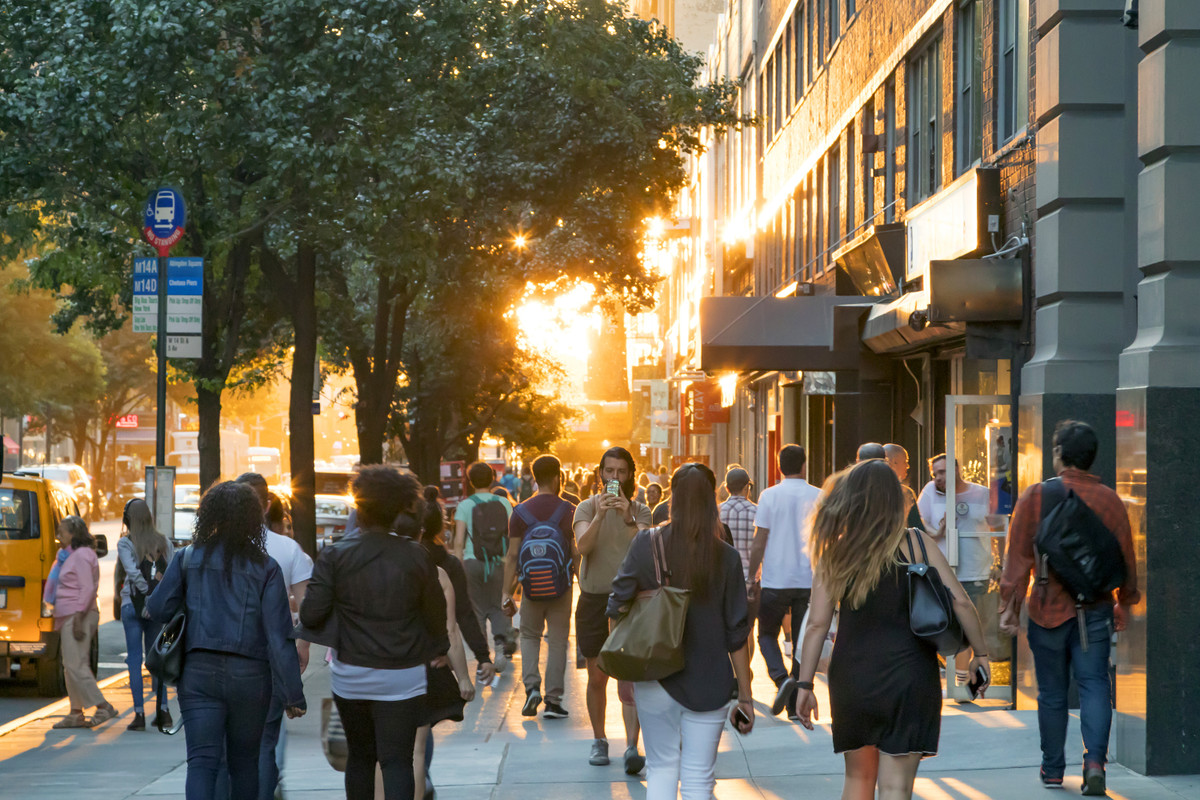 Vào năm 1923, Tiến sĩ Eugene Lyman Fisk dự đoán rằng, vào 100 năm sau, tuổi thọ trung bình của con người có thể tăng lên trên 100 tuổi, thậm chí có thể lên tới 150 - 200. Ông cho rằng, những tiến bộ trong khoa học y tế sẽ giúp nâng cao tuổi thọ trung bình của con người.