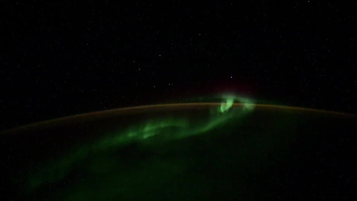 Ngoài ra, nhà du hành vũ trụ Ivan Vagner gia nhập phi hành đoàn ISS vào ngày 9/4/2020 đã ghi được một đoạn video về cực quang ở Nam Cực. Trong đoạn video này, ông đã vô tình ghi lại được hình ảnh những vật thể không xác định nghi là UFO.