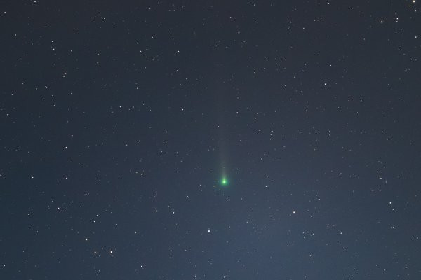 Điều này khiến băng của sao chổi thăng hoa hoặc chuyển trực tiếp thành khí. Do vậy, sao chổi sẽ trở nên mờ khi quan sát qua kính thiên văn.