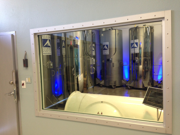 Công ty bảo quản Alcor đã cung cấp dịch vụ bảo quản bộ não cho tới cả thi thể với giá dao động từ 80.000 - 200.000 USD.