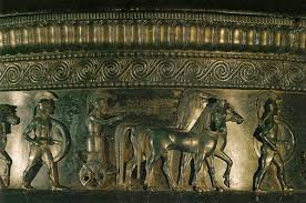 Đặc biệt, những chiến binh trong "đội thần binh" của Thebes lập lời thề sẵn sàng chết vì người còn lại. Họ coi việc tiêu diệt kẻ thù giống như "món quà" dành tặng cho nửa kia. Do vậy, mỗi khi xông trận, họ luôn chiến đấu ngoan cường, quyết không lùi bước.