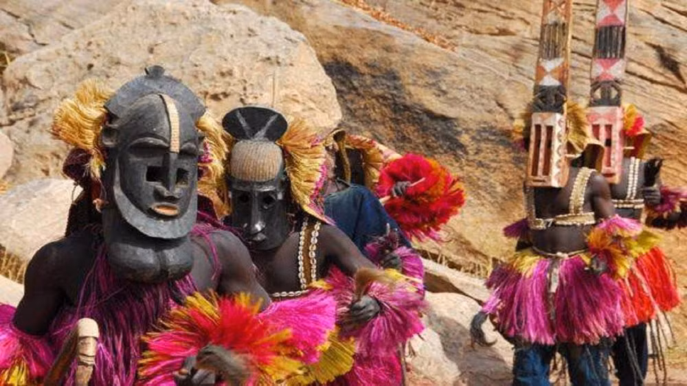 Bộ tộc Dogon có sự hiểu biết phi thường về thiên văn, đặc biệt là sao Thiên Lang khiến giới khoa học vô cùng bất ngờ và cảm thấy khó hiểu. Theo nghiên cứu của nà chủng tộc học Pháp Marcel Griaule, bộ tộc Dogon có khoảng 250.000 người. Sau nhiều thập kỷ không tiếp xúc, giao lưu với thế giới bên ngoài, người Dogon đã cởi mở hơn và tiết lộ một số thông tin bất ngờ.