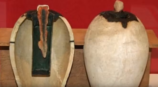 Sở dĩ cổ vật này được gọi là pin Bagdad là vì nó có hình dạng giống một chiếc vại, cao khoảng 13 cm và có một thanh sắt bị ăn mòn nhô ra từ miệng vại. Thêm nữa, các nhà nghiên cứu cũng tìm thấy một chiếc ống hình trụ bằng đồng bên trong vại và một thanh sắt được luồn vào ống hình trụ này.