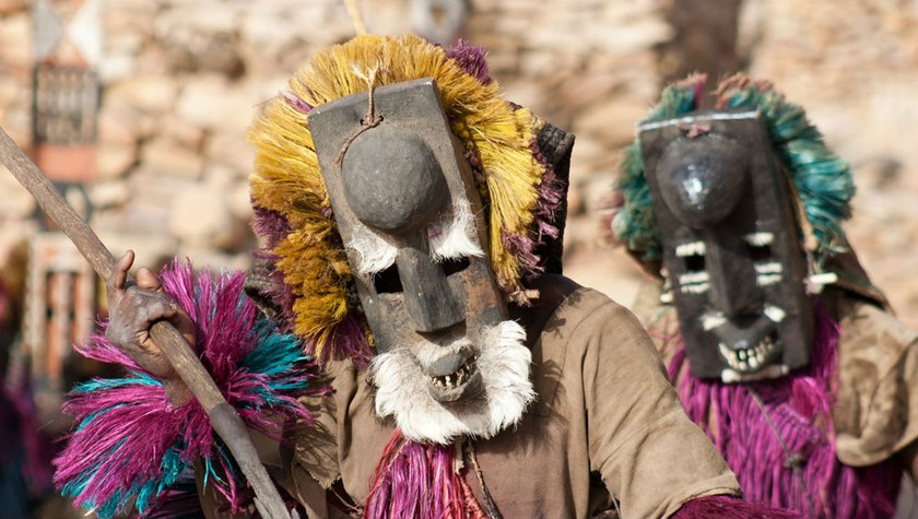 Cụ thể, người Dogon vẽ bức họa trên vách đá và hình vẽ trên cát. Theo cụ Ogotemmeli - người phát ngôn của các pháp sư Dogon, vũ trụ đã phát sinh từ hư vô như thế nào, vì sao nhánh Amma (dải Ngân hà) là trục của vũ trụ, bằng cách nào sao Đỉnh (sao Mộc) đi theo sao Mai (sao Kim) trong khi quay chầm chậm quanh mặt trời.