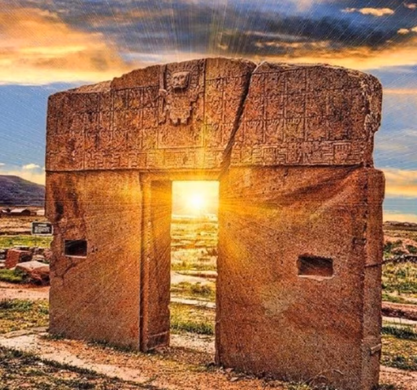 Cổng Mặt trời được tìm thấy ở Tiwanaku - một thành phố cổ kính với nhiều bí ẩn của Bolivia. Công trình cổ xưa này được các nhà khảo cổ tin rằng từng là trung tâm của một đế chế khổng lồ trong thiên niên kỷ đầu tiên sau Công nguyên.