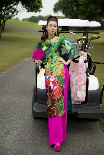 MC Golf so 1 Viet Nam mac ao dai rang ro don nam moi-Hinh-4