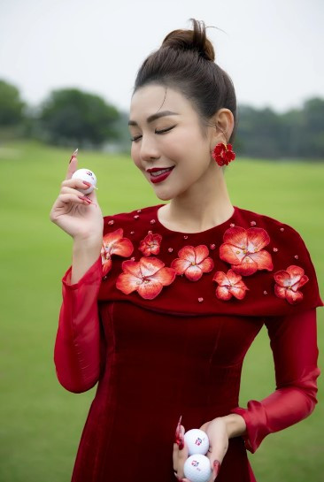 MC Golf so 1 Viet Nam mac ao dai rang ro don nam moi-Hinh-5