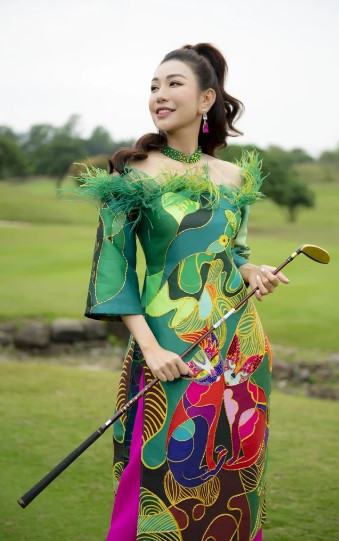 MC Golf so 1 Viet Nam mac ao dai rang ro don nam moi-Hinh-3