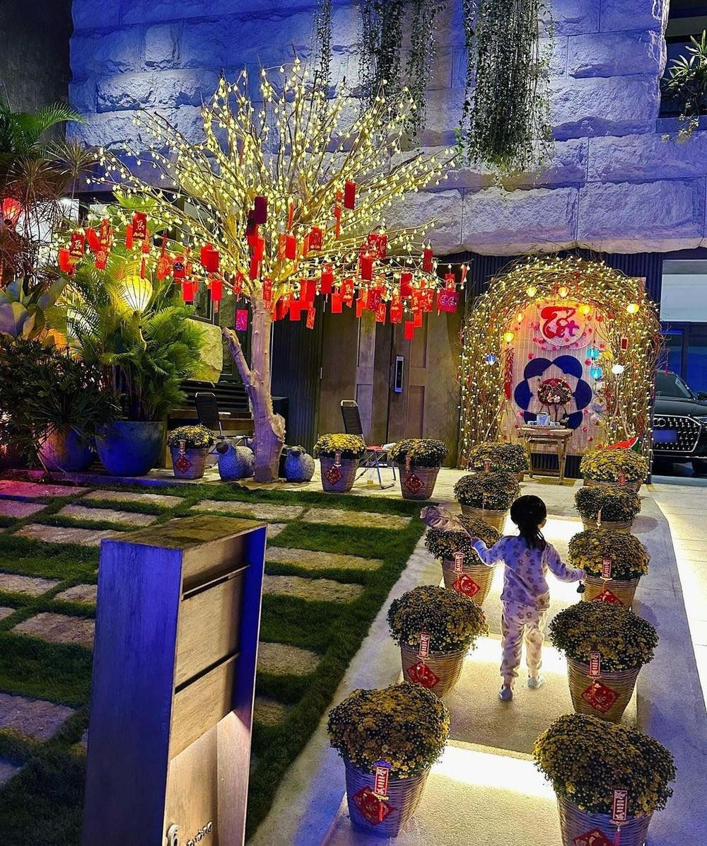 Con dâu tỷ phú Hoàng Kiều về ăn Tết bằng máy bay riêng - Hình 5 Con dau ty phu Hoang Kieu ve an Tet bang may bay rieng-Hinh-5