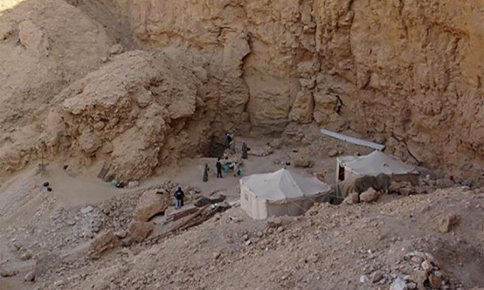 Các nhà chức trách Ai Cập thông báo đã phát hiện một lăng mộ hoàng gia khoảng 3.500 năm tuổi ở Thung lũng Nữ hoàng, Luxor, Ai Cập. Nhóm nhà khảo cổ tin rằng ngôi mộ thuộc về một thành viên hoàng tộc sống vào thời Vương triều thứ 18 của Ai Cập (năm 1550 trước Công nguyên - 1292 trước Công nguyên).