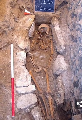 Nghiên cứu mới cũng chỉ ra nạn nhân bị sát hại khi khoảng 19 - 24 tuổi. Khi còn sống, người này đã từng tham gia chinh chiến, thường sử dụng cung tên.