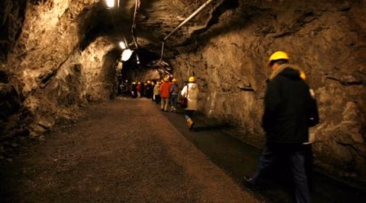 Theo báo cáo của Visual Capitalist vào năm 2020, Trung Quốc là nước sản xuất đất hiếm lớn nhất (140.000 tấn) cùng trữ lượng lớn nhất (44 triệu tấn). Các nước có trữ lượng đất hiếm lớn xếp sau Trung Quốc gồm: Việt Nam (22 triệu tấn), Brazil (21 triệu tấn), Nga (12 triệu tấn).