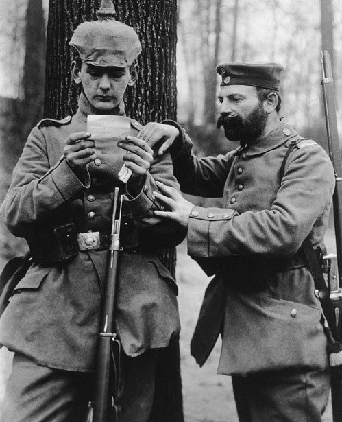 Hai cha con cùng được biên chế vào một trung đoàn của Đức. Họ cùng nhau đọc lá thư do gia đình gửi khi ở tiền tuyến. Bức ảnh lịch sử này được chụp năm 1915.