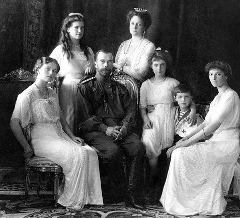 Bức ảnh chụp gia đình sa hoàng cuối cùng ở Nga - Nicholas II cùng vợ, 4 con gái và 1 con trai. Từ trái sang phải: công chúa Olga, Maria, Sa hoàng Nicholas II, hoàng hậu Alexandra Feodorovna, công chúa Anastasia, hoàng tử Alexei và công chúa Tatiana.