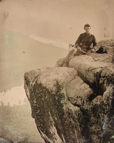 Một sĩ quan thuộc Lực lượng Liên minh trong thời gian diễn ra Nội chiến Mỹ. Người này cầm trên tay một thanh kiếm và ngồi nghỉ ngơi trên một tảng đá cao ở Point Lookout, Tennessee năm 1864.