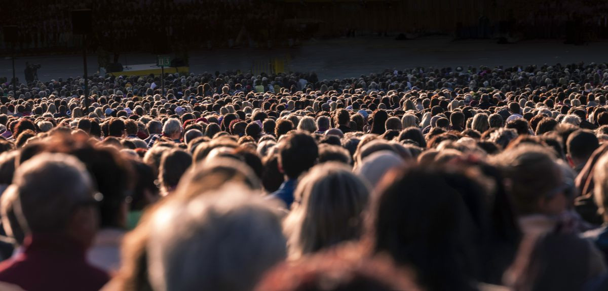 Theo nghiên cứu của nhà khoa học Robert Krulwich, những người ở độ tuổi 25 có khả năng qua đời trong năm sắp tới vì những lí do tự nhiên (tức không bao gồm tai nạn hay chiến tranh) sẽ có tỷ lệ là 1:3.000. Điều này có nghĩa trong 3.000 người ở độ tuổi 25, 2.999 người sẽ có thể đón sinh nhật tuổi 26 trong khi 1 người sẽ qua đời trước năm 26 tuổi.