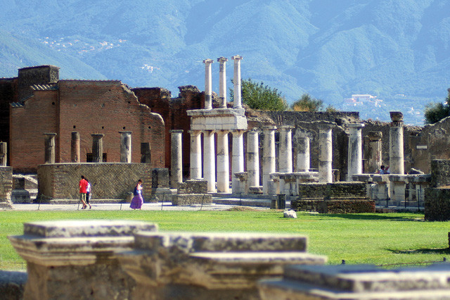 Bà Nicole giải thích lý do lấy trộm những đồ tạo tác trên là vì muốn giữ lại một phần lịch sử mà không ai có. Thế nhưng, bà không thể ngờ rằng, việc lấy trộm những món đồ đó để làm đồ lưu niệm đã khiến bà vướng phải "lời nguyền" và liên tiếp gặp những chuyện xui xẻo.