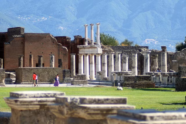 Bà Nicole giải thích lý do lấy trộm những đồ tạo tác trên là vì muốn giữ lại một phần lịch sử mà không ai có. Thế nhưng, bà không thể ngờ rằng, việc lấy trộm những món đồ đó để làm đồ lưu niệm đã khiến bà vướng phải "lời nguyền" và liên tiếp gặp những chuyện xui xẻo.