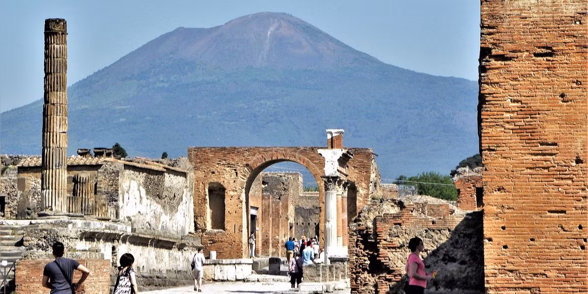 Nhiều người tò mò không biết sau đó nữ du khách này có thực sự đã trở lại cuộc sống bình thường như trước khi lấy trộm đồ tạo tác ở Pompeii hay chưa.