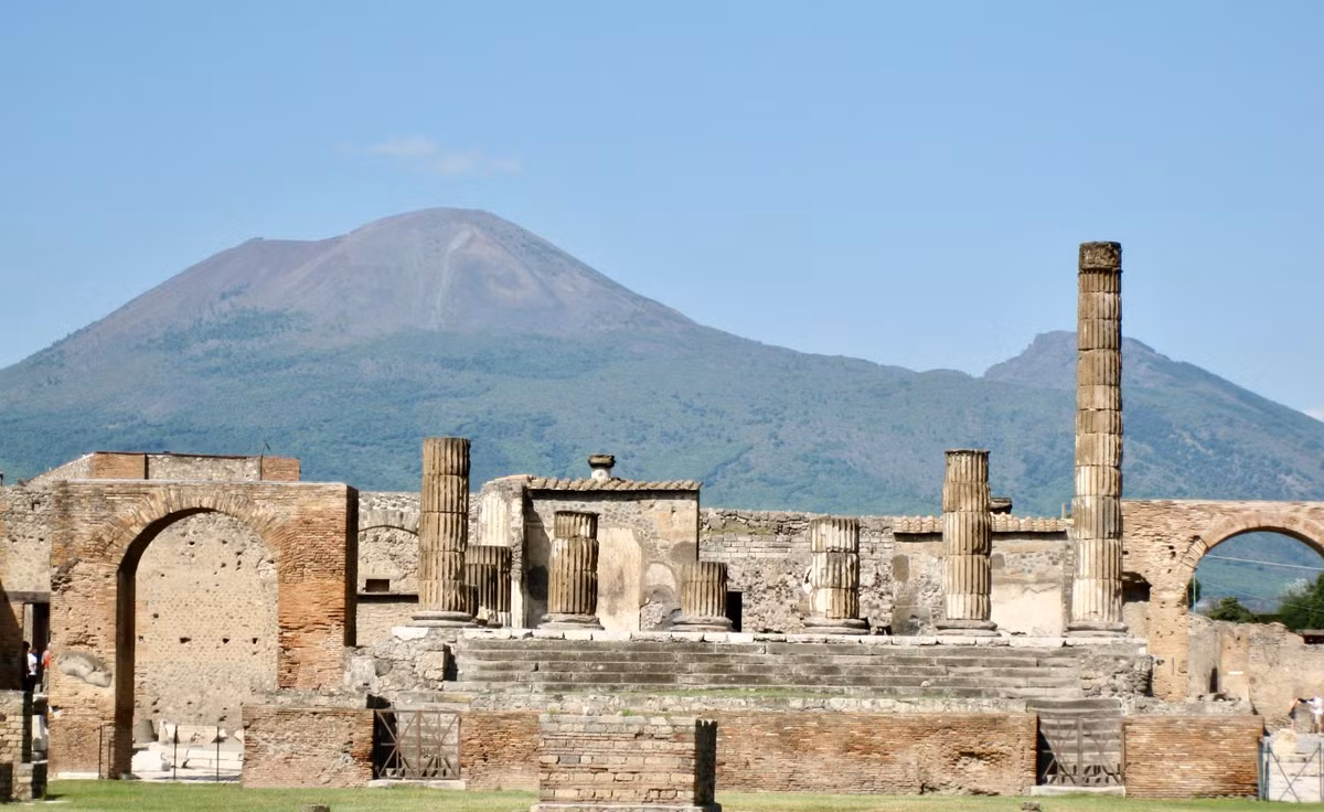 "Mọi người ở đó (tức thành phố cổ Pompeii) đã chết một cách rất kinh khủng. Vận rủi đó đã đeo bám tôi và gia đình tôi", bà Nicole viết trong thư gửi hãng lữ hành khi trả lại những món đồ đã lấy trộm.