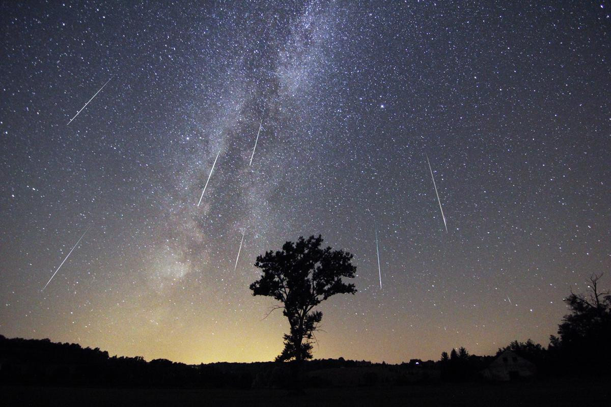Vào thời điểm cực đại với điều kiện quan sát lý tưởng, Perseids có thể đạt từ 60 - 100 sao băng/giờ.