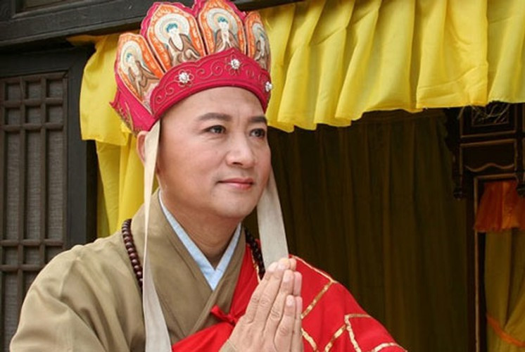 Cụ thể, Bạch Cốt Tinh là người đầu tiên biết được thân phận thực sự của Đường Tăng. Theo "Tây du ký", khi biết Đường Tăng sắp đi qua địa bàn của mình, Bạch Cốt Tinh cười khẩy rằng: "Tạo hóa. Từ lâu đã nghe danh hòa thượng Đông Thổ đi Tây Thiên thỉnh kinh vốn là Kim Thiền Tử, đã tu hành 10 kiếp, nếu ăn một miếng thịt của hắn thì có thể trường sinh bất lão. Không ngờ hôm nay hắn đã đến đây thật".